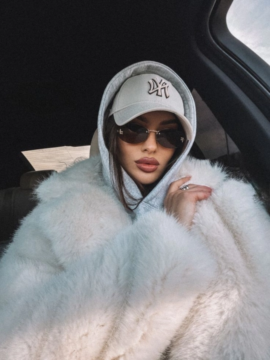 Элегантные женские Fendi очки – золотые детали, тёмные линзы