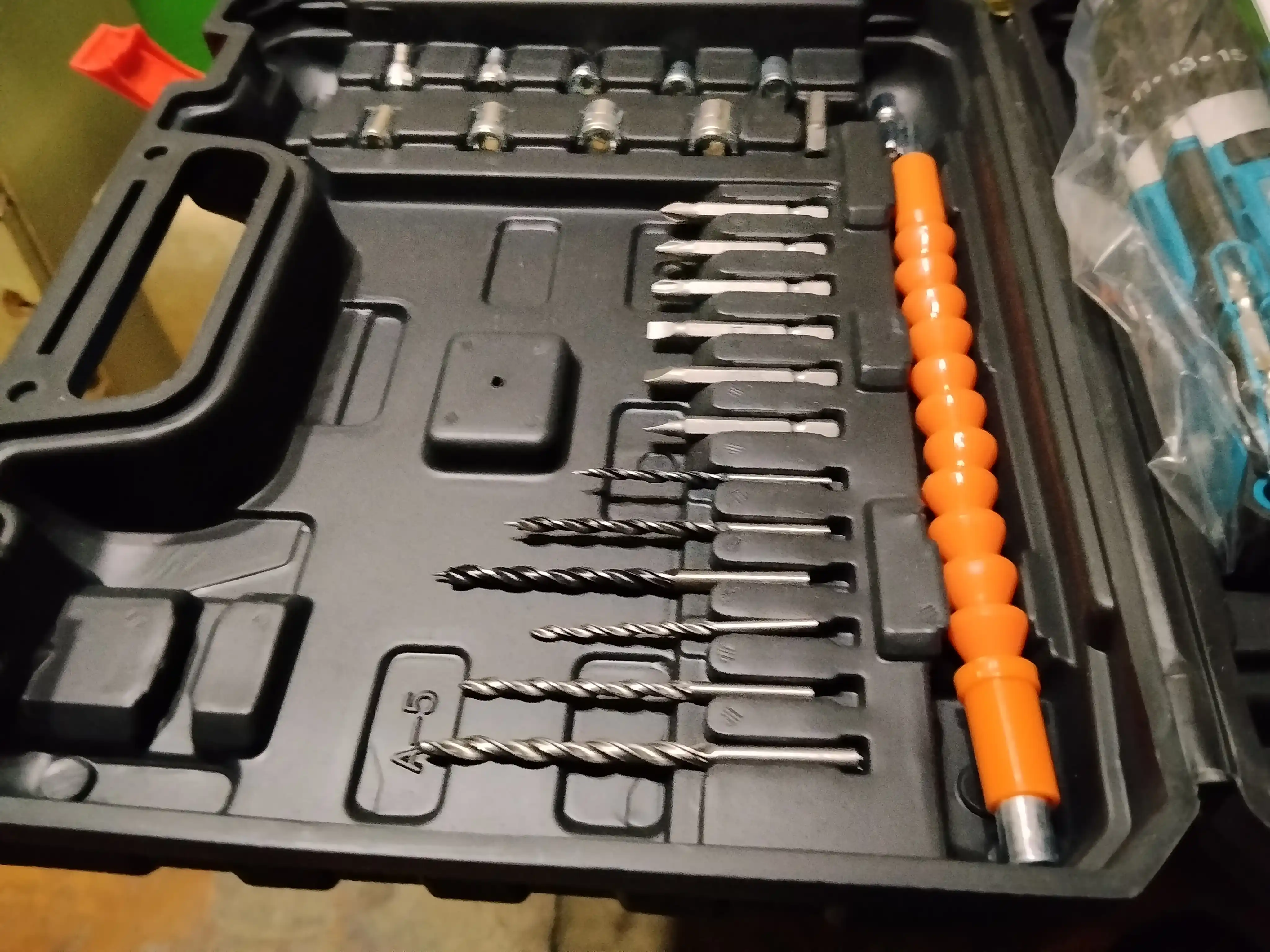 Makita Akkumulyatorli Drel-Shurupovyort, 12V, 24 va 54 Predmetli To‘plam, 2 Akkumulyatorli