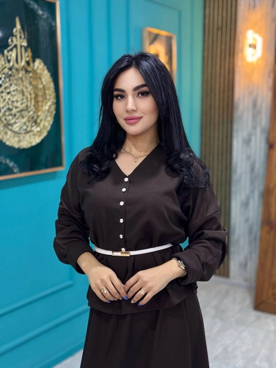 Ayollar uchun uzun yubkali dvoyka kostyum, tugmali bluzka va kamarli nafis komplekt