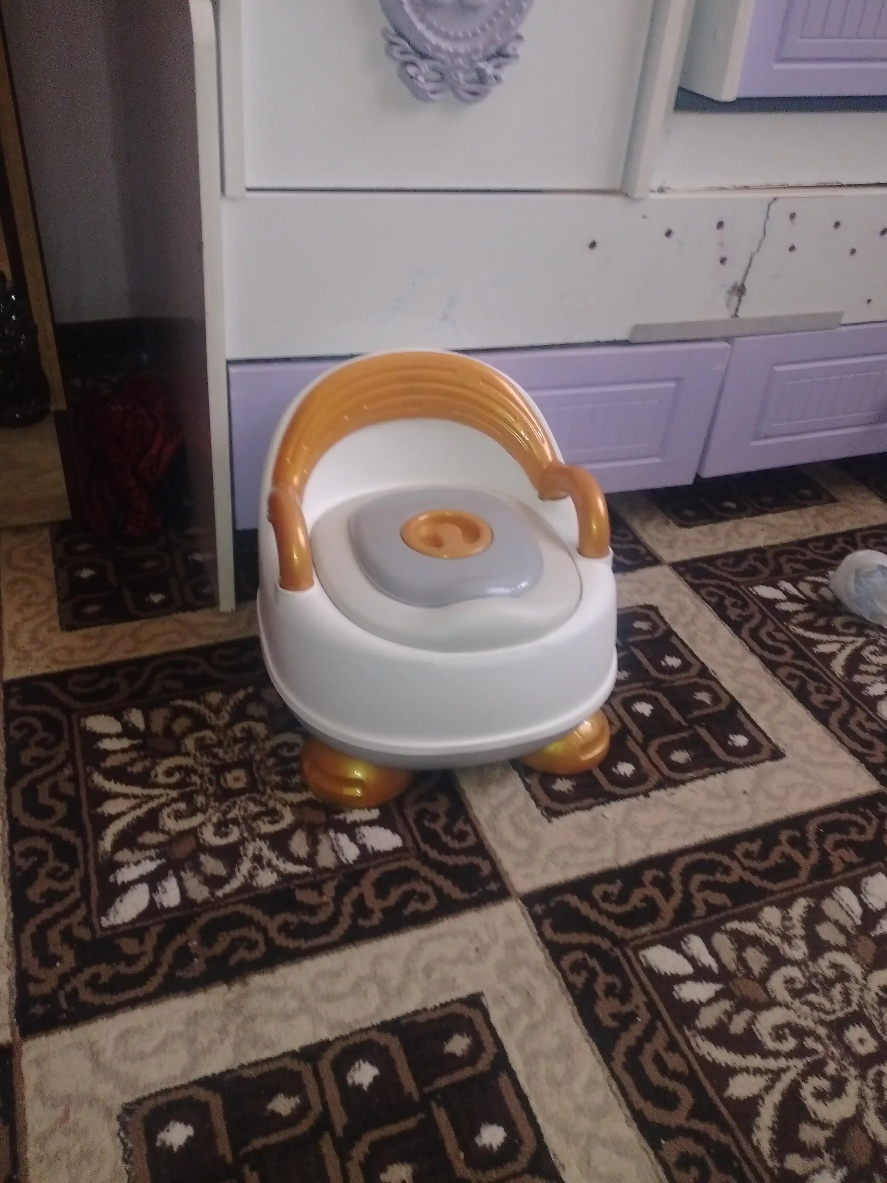 Bolalar tuvakchasi, qopqoqli va suyanchiqli, yumshoq o‘rindiqli, tutqichli stulcha