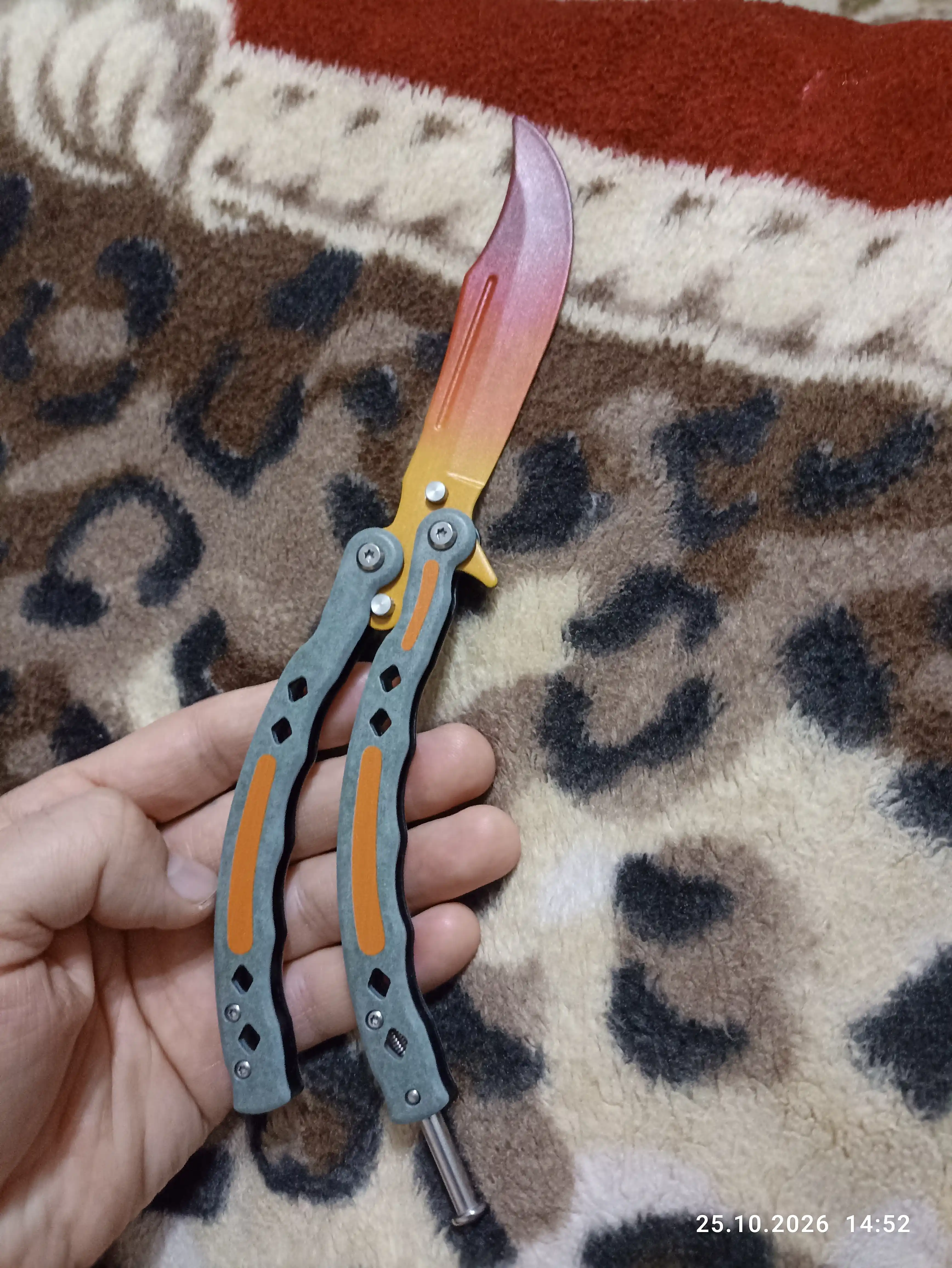 Mashq uchun kapalak pichoq-balisong, o‘tkirlanmagan metall tig‘, fokuslar uchun