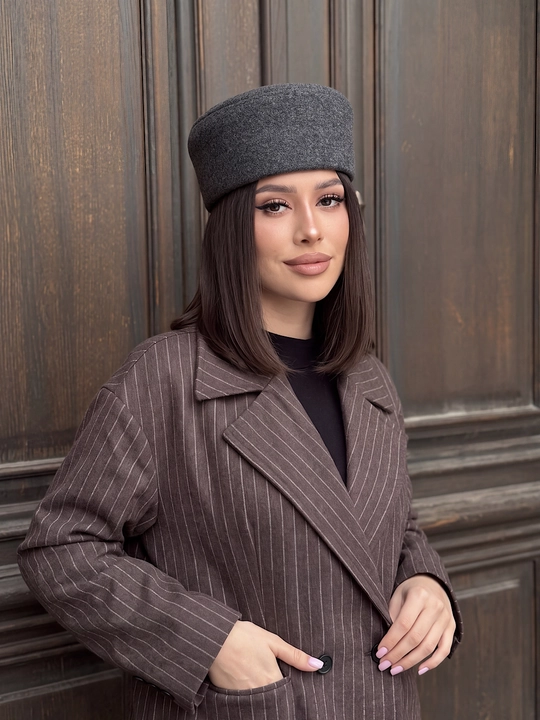Ayollar va qizlar uchun to‘rli shlyapa, klassik uslubdagi tabletka (pilotka) bosh kiyim