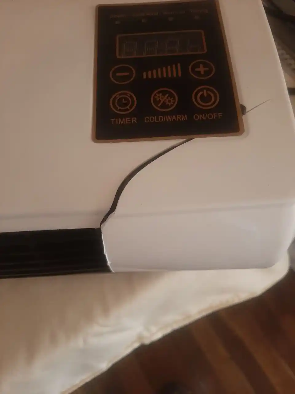 Devorga o‘rnatiladigan elektr isitgich, pultli