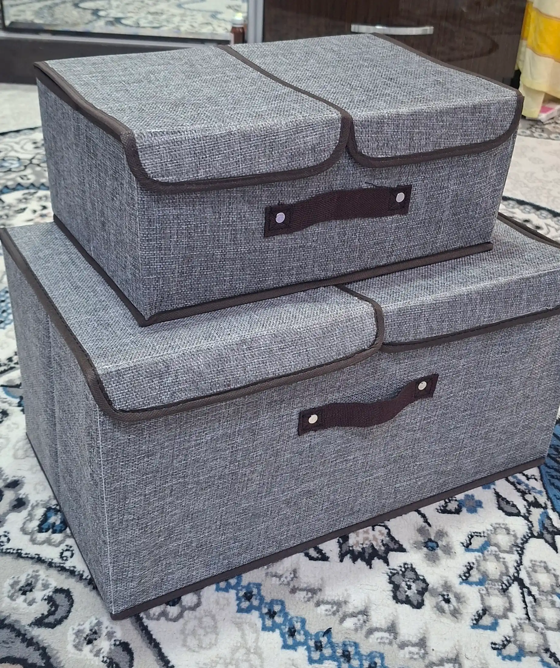 Buyumlar, kiyim-kechaklar, ichki kiyimlarni saqlash uchun qopqoqli yig‘ma organayzer