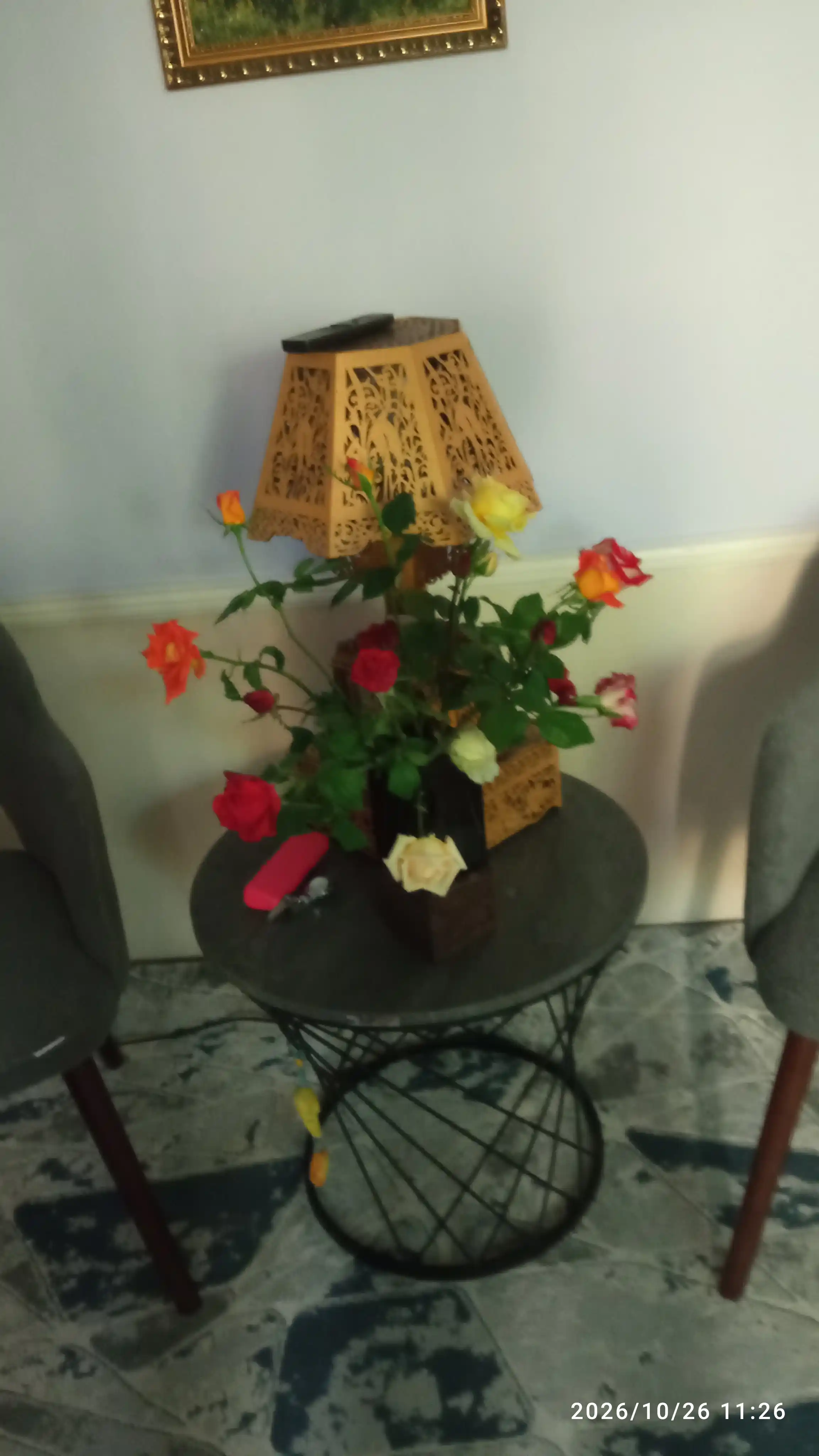 Dekorativ gul vaza (zamonaviy dizayn)