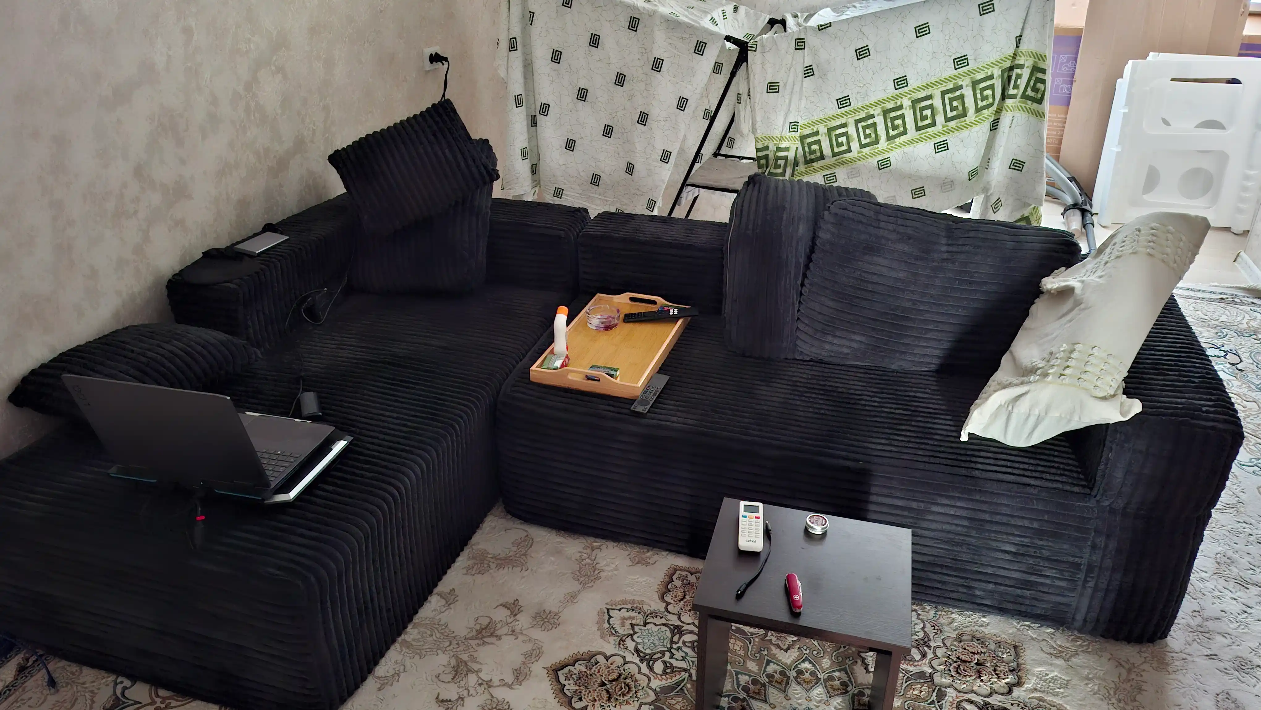 Burchakli yumshoq divan-transformer, mehmonxona va dam olish uchun burchakli divan
