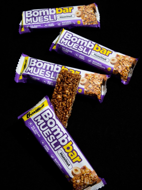 Shakarsiz myusli batonchalari ko‘p donli Bombbar, 45 g × 30 dona