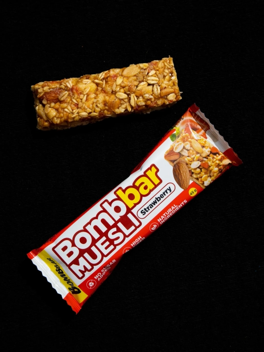 Shakarsiz myusli batonchalari ko‘p donli Bombbar, 45 g × 30 dona