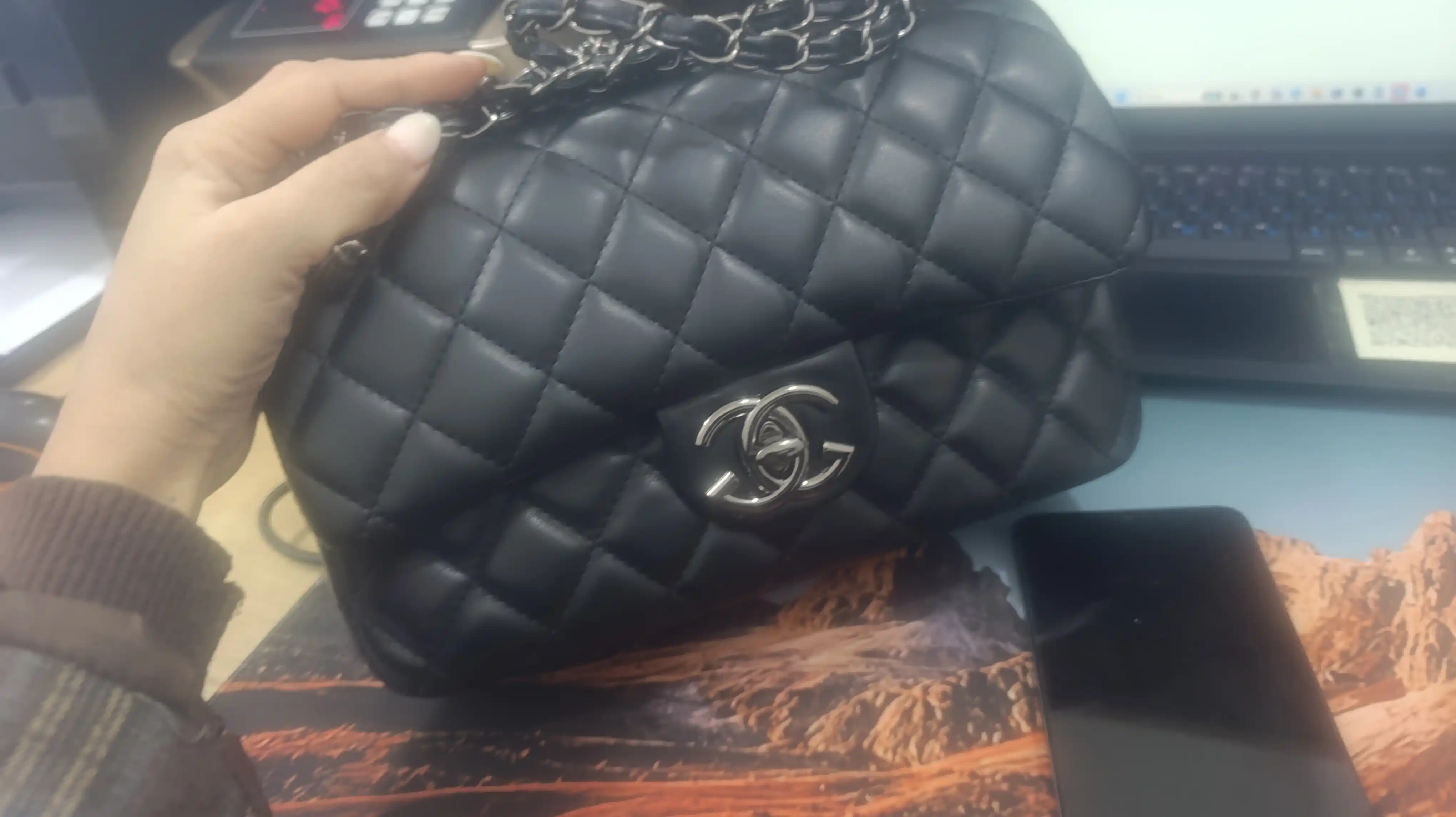 Черная женская сумка chanel  на плечо с цепочкой и ромбовидным дизайном