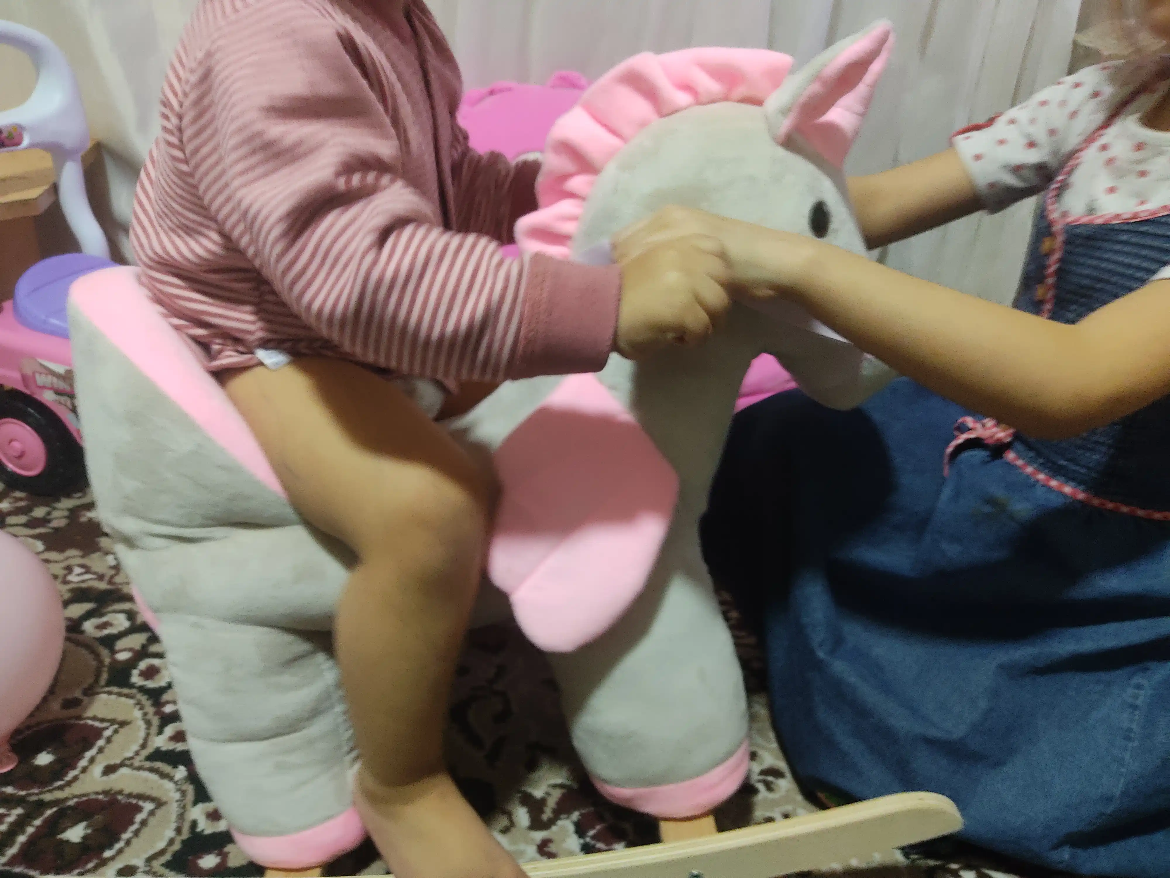 Yumshoq o'yinchoq ot tebranadigan stul