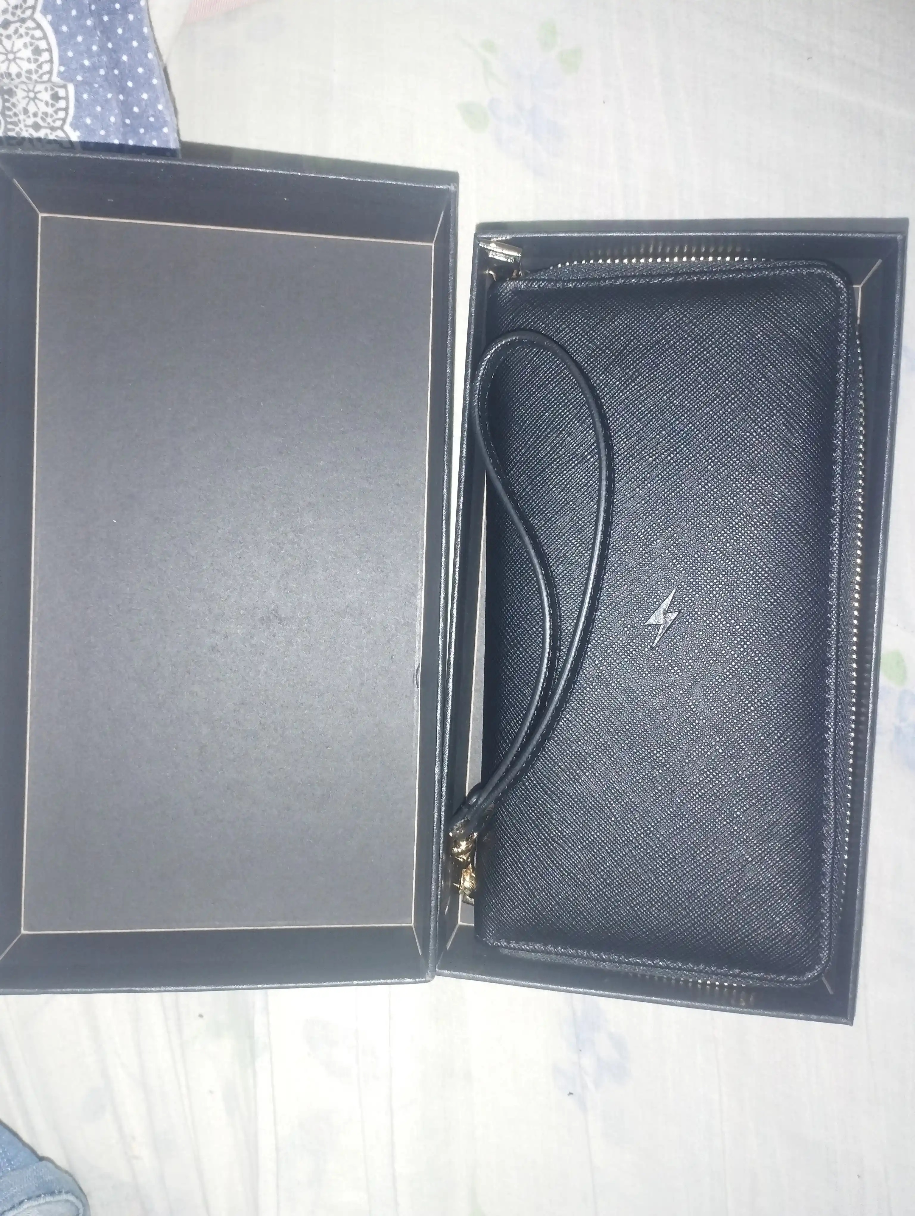 O'rnatilgan powerbank va 3 ta kabelga ega hamyon