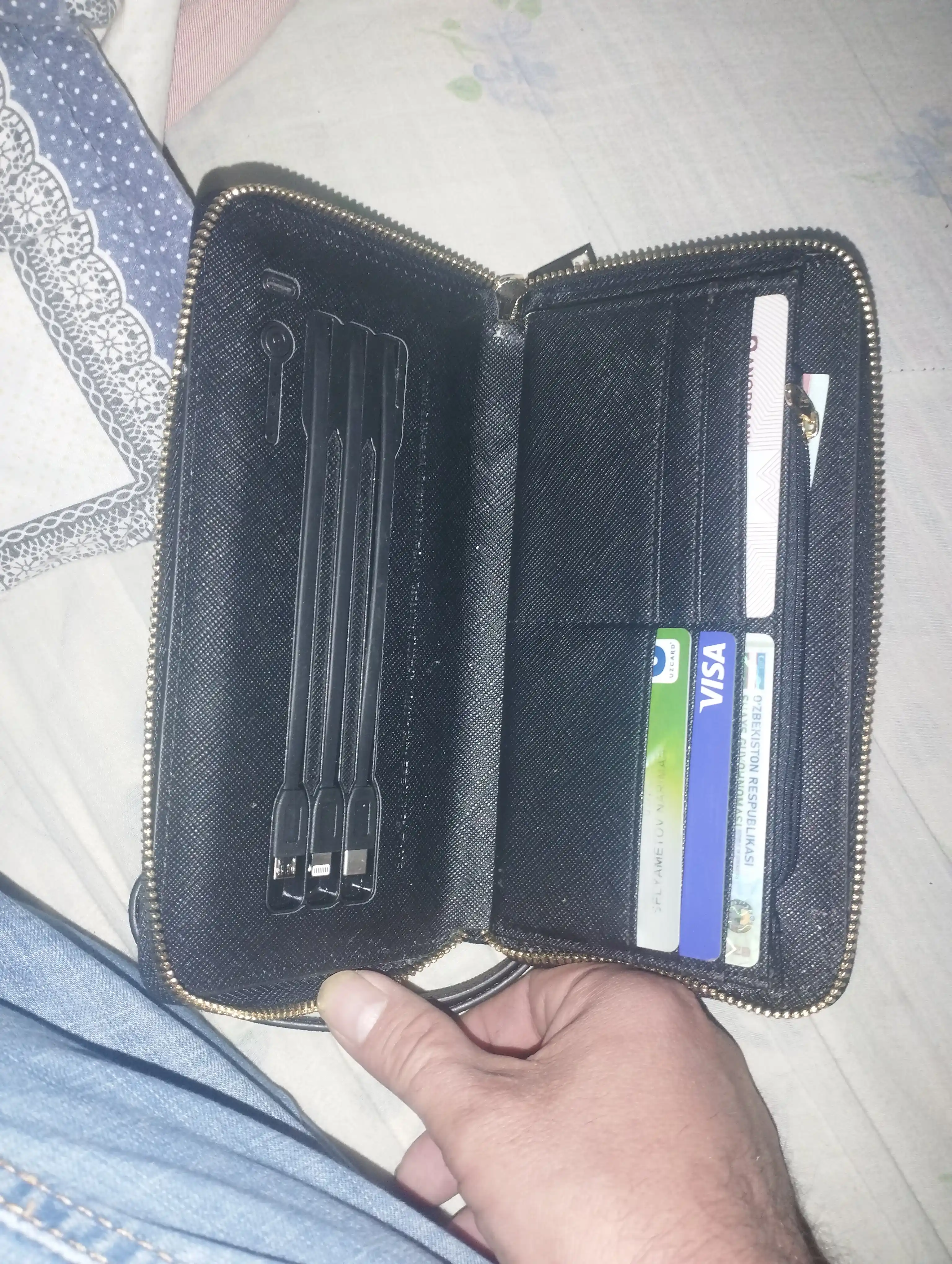 O'rnatilgan powerbank va 3 ta kabelga ega hamyon