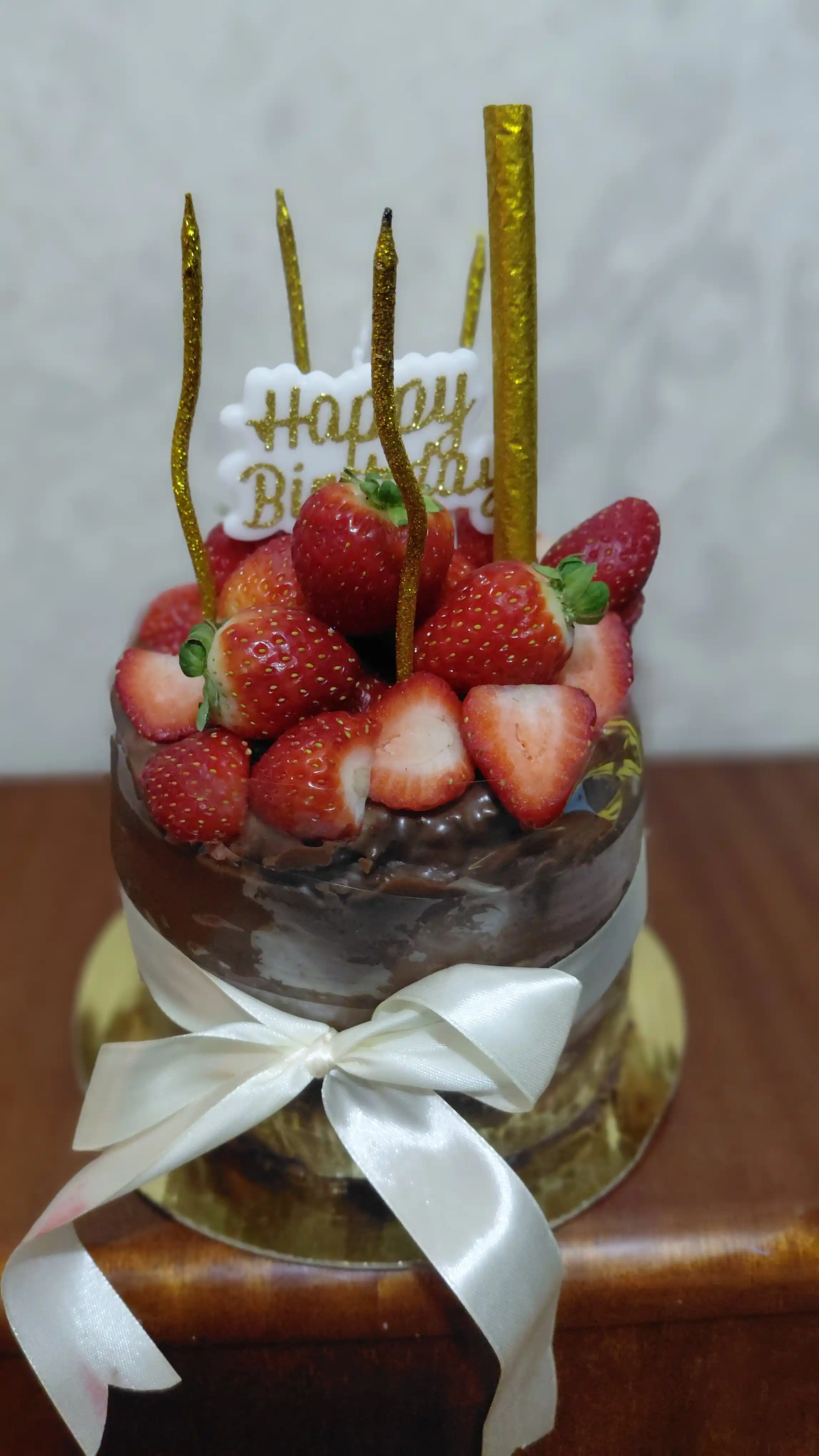 Happy Birthday bayramona dekorativ tort shamchasi